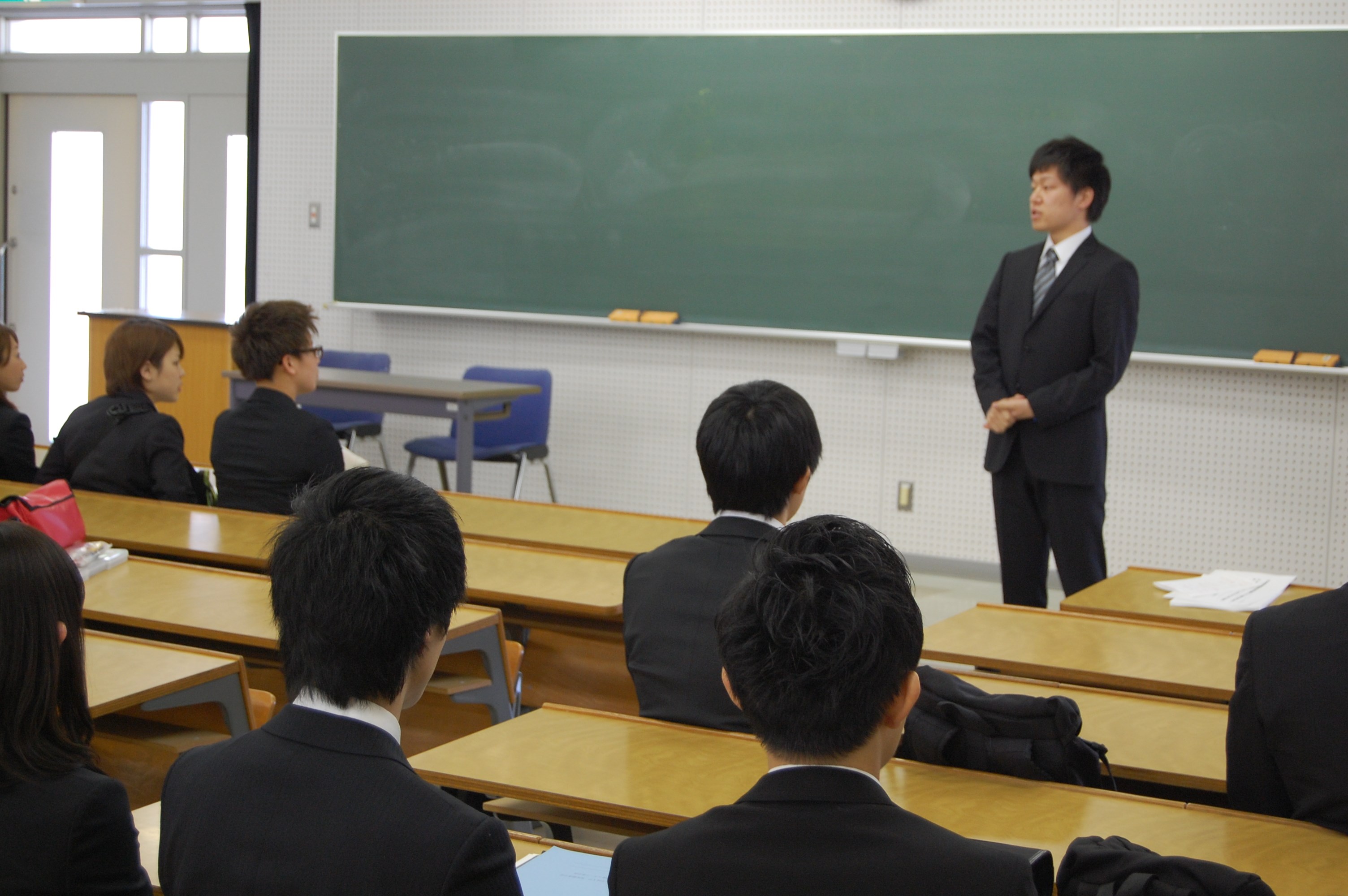 http://www.heisei-u.ac.jp/faculty_info/img/DSC_3910.JPG