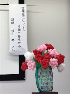 壇上に飾られた花は学生達が作ったバルンアートのばら.JPG