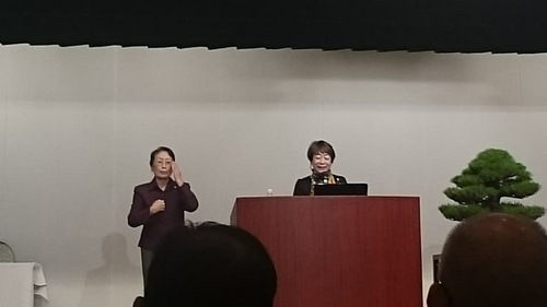 非常勤講師　手話の荒木先生も大活躍.JPG
