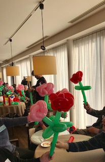 参加者全員でバラを作る.jpg